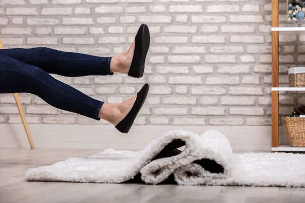 Sección Baja Piernas Mujer Tropezando Con Una Alfombra Casa — Foto de Stock