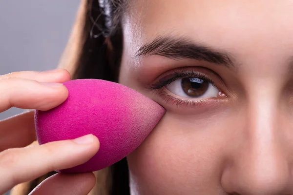 Pretty Γυναίκα Χρησιμοποιώντας Ροζ Σφουγγάρι Blender Συνθέτουν Εργαλείο Στο Πρόσωπο — Φωτογραφία Αρχείου