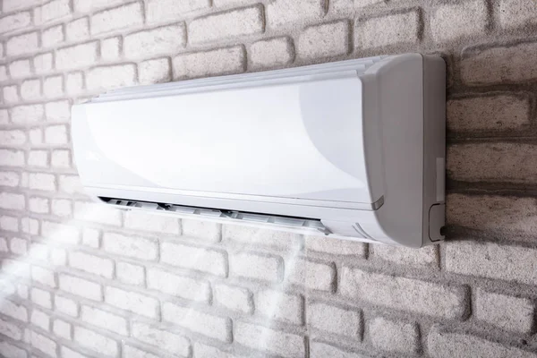 Bílá Klimatizace Foukání Studeného Vzduchu Cihlové Zdi Obývacím Pokoji — Stock fotografie