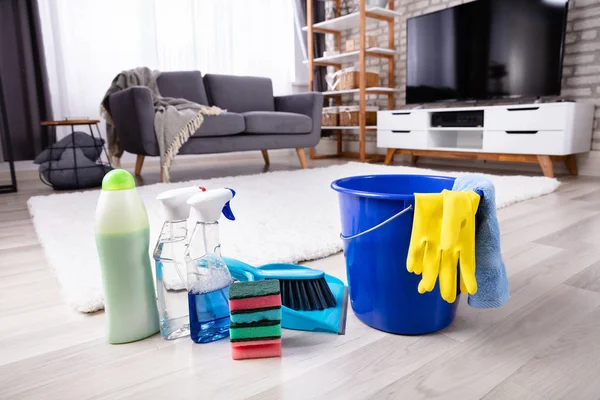 Nahaufnahme Von Reinigungsprodukten Und Werkzeugen Auf Hartholzboden Wohnzimmer — Stockfoto