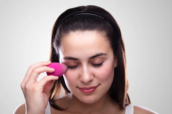 Hermosa Mujer Joven Aplicando Maquillaje Usando Esponja Licuadora Rosa —  Fotos de Stock