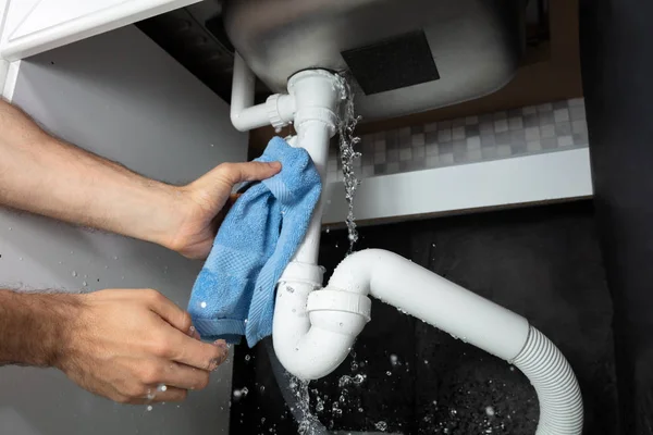 Close Van Een Man Hand Holding Blue Servkin Leakage Pipe — Stockfoto