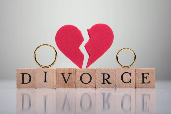 Verlobungsring Und Gebrochene Herzform Über Scheidungstext Holzblock Vor Grauem Hintergrund — Stockfoto