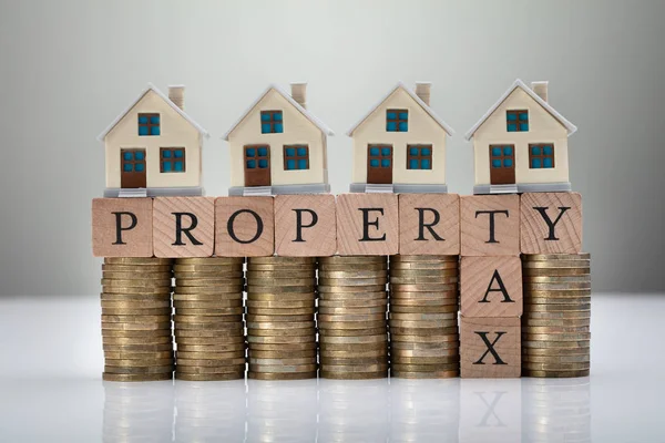 Modele Domów Stos Monet Wyświetlanie Koncepcji Podatku Nieruchomości Białym Biurku — Zdjęcie stockowe