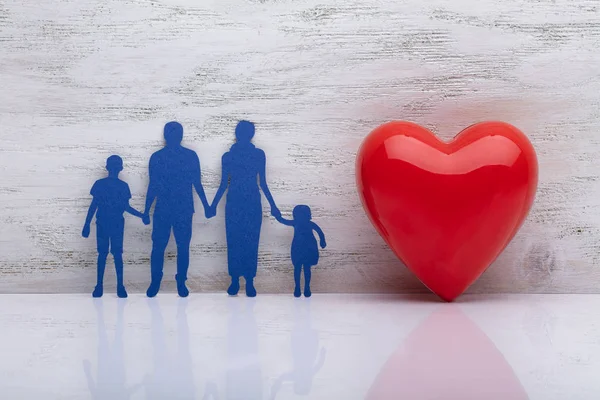 Închiderea Unei Familii Care Ține Mâinile Afară Forma Inimii Roșii — Fotografie, imagine de stoc