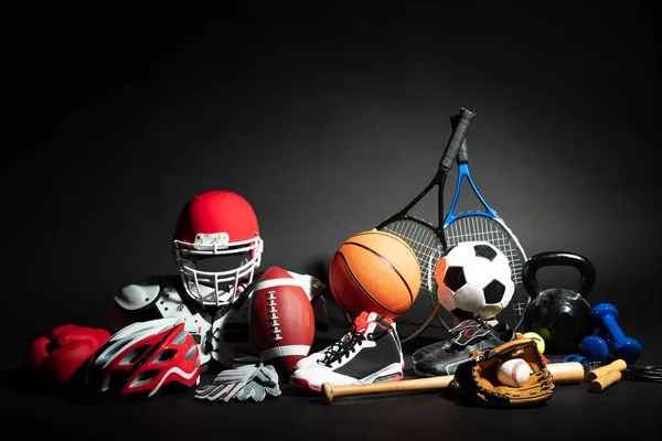 Vielfalt Sportbällen Und Ausrüstung Vor Schwarzer Oberfläche — Stockfoto
