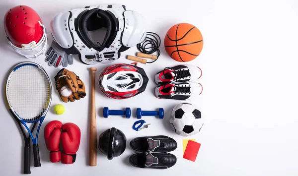 Beyaz Arka Planda Çeşitli Spor Ekipmanları Yüksek Açı Görünümü — Stok fotoğraf