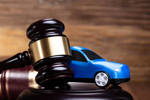Gavel Carro Azul Perto Livro Lei Sobre Mesa Madeira — Fotografia de Stock
