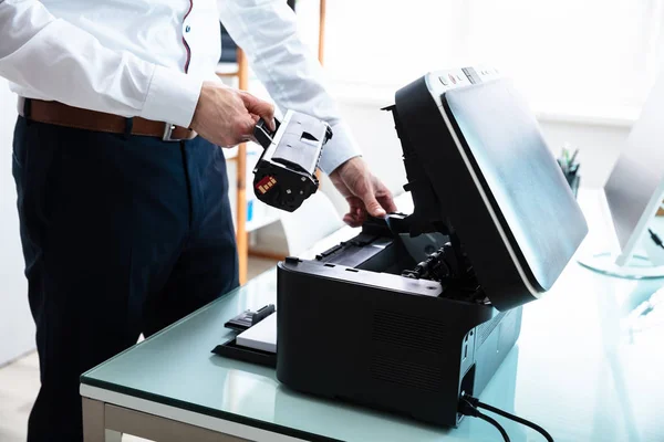 Mittelteil Des Geschäftsmannes Fixiert Patrone Drucker Arbeitsplatz — Stockfoto