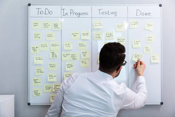 Zijaanzicht Van Zakenman Schrijven Kleverige Nota Gehecht Aan White Board — Stockfoto