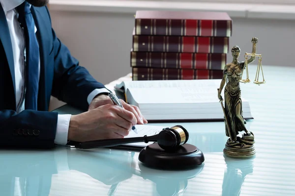 Mallet Sounding Block Statue Justice Front Judge Court — Stock Photo, Image
