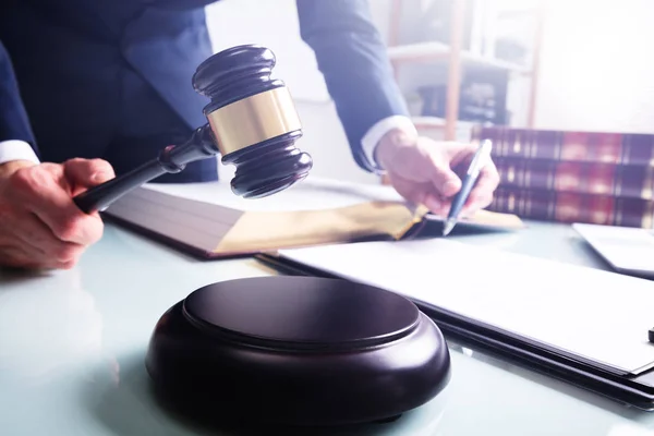 Midsectie Van Mannelijke Rechter Rechtszaal Slaan Mallet Sound Block Desk — Stockfoto