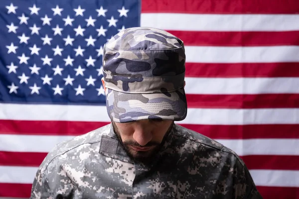 Främre Bild Soldat Framför Amerikanska Flaggan — Stockfoto