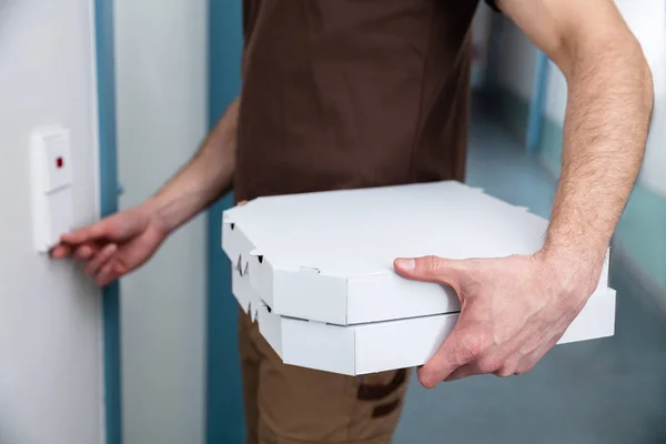 Man Hand Rinkelt Deurbel Met Pizza Box — Stockfoto