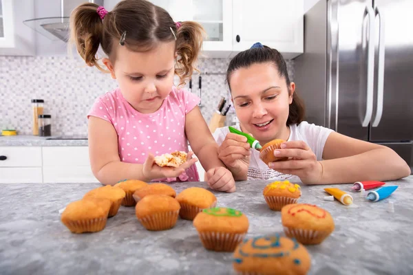 Gros Plan Mère Fille Décorer Cupcake Maison Ensemble Dans Cuisine — Photo