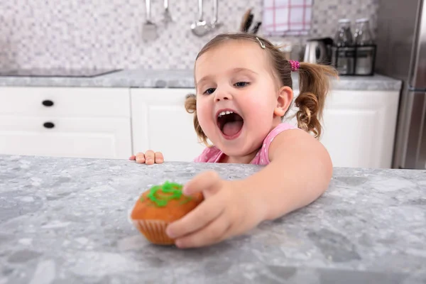 Sorrindo Mão Menina Bonito Chegando Para Bolo Balcão Cozinha — Fotografia de Stock