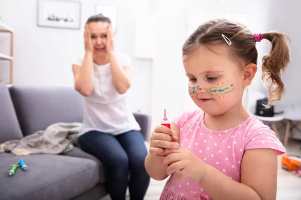 Shocked Mother Sitting Sofa Looking Her Daughter Painting Face Color — Stock Photo, Image