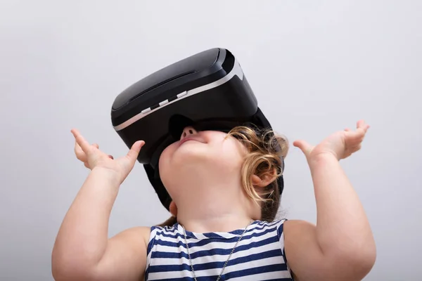 Liten Flicka Som Använder Virtual Reality Headset Vit Bakgrund — Stockfoto