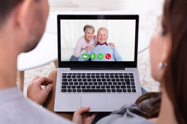 Primer Plano Par Videoconferencias Con Sus Padres Felices Ordenador Portátil — Foto de Stock