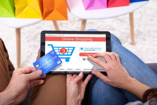 Close Couple Using Credit Card While Shopping Online Digital Tablet — Stock Photo, Image