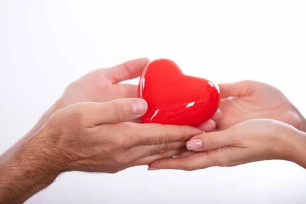 Κοντινό Του Ανθρώπου Δίνοντας Κόκκινη Καρδιά Στο Χέρι Της Γυναίκας — Φωτογραφία Αρχείου