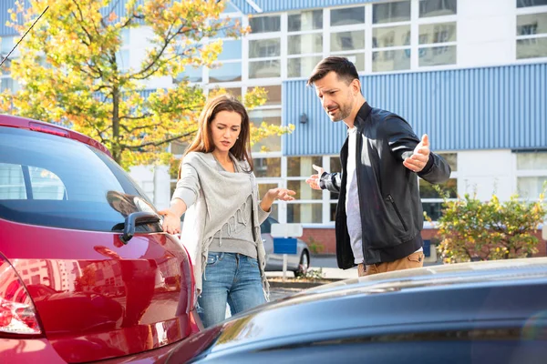 Joven Hombre Mujer Discutiendo Entre Después Accidente Coche Calle Aire — Foto de Stock