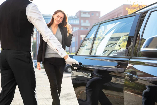 Chauffeur Otwarcie Prywatne Drzwi Samochodowe Dla Bizneswoman — Zdjęcie stockowe