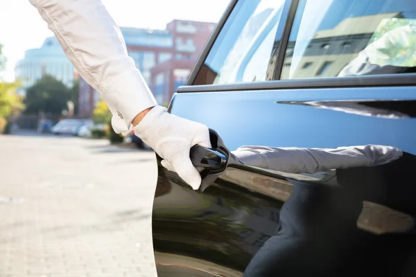 Primer Plano Macho Valet Apertura Puerta Del Coche —  Fotos de Stock