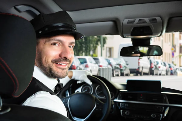 Retrato Feliz Chofer Masculino Sentado Dentro Del Coche — Foto de Stock