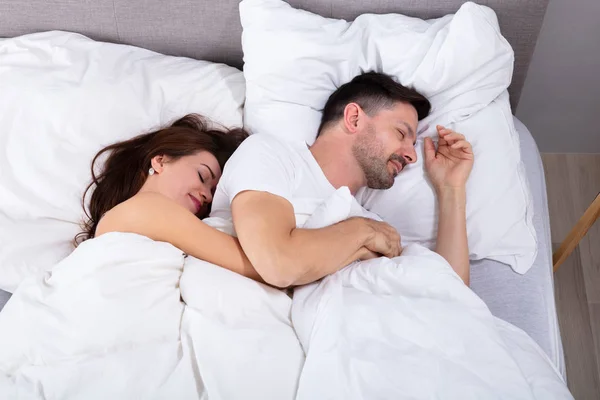 Jovem Casal Amoroso Dormindo Cama Com Cobertor Branco — Fotografia de Stock