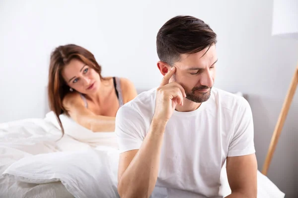 Close Homem Deprimido Sentado Cama Frente Sua Esposa — Fotografia de Stock