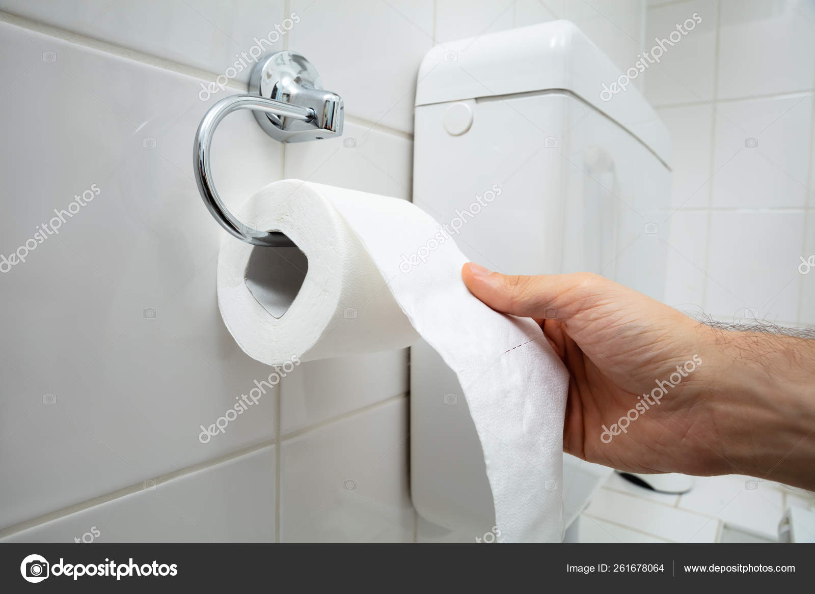 Унитаз и туалетная бумага. Туалетная бумага в ванной. Туалетная бумага в сортире. Унитаз и туалетная бумага. Туалетная бумага в руке.