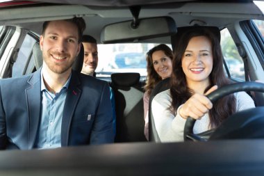 Bir grup mutlu arkadaş arabada eğleniyor.