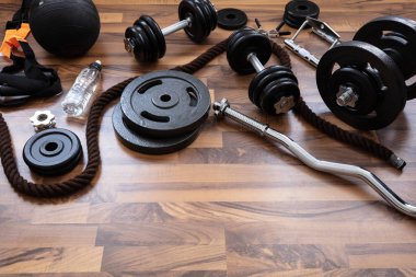 Parke Zemin Üzerinde Spor Ekipmanları Yükseltilmiş Bir Görünüm