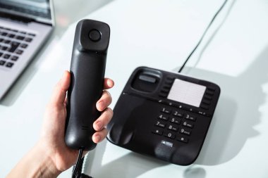 Bir iş kadını yakın çekim ofis telefon görüşmesi yapmak Için telefon numarası arama
