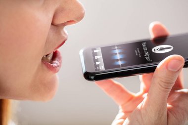 Cep Telefonunda Ses Tanıma Fonksiyonu Kullanan Genç Bir Kadının Yakın Çekim