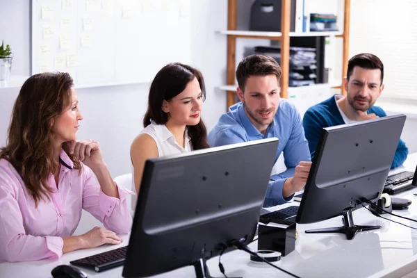 Empresario Señalando Pantalla Computadora Mientras Habla Con Colega — Foto de Stock