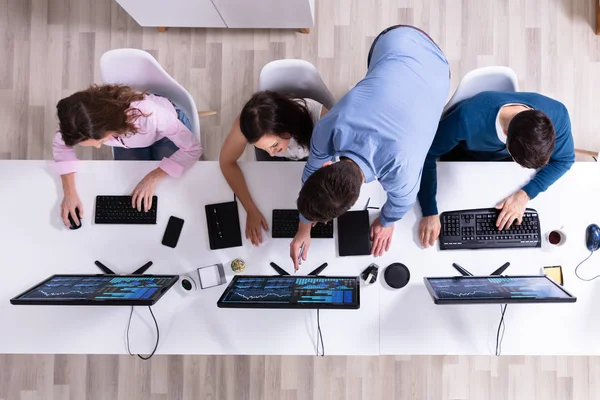 Corredor Bolsa Jóvenes Empresarios Analizando Gráfico Computadora Lugar Trabajo — Foto de Stock