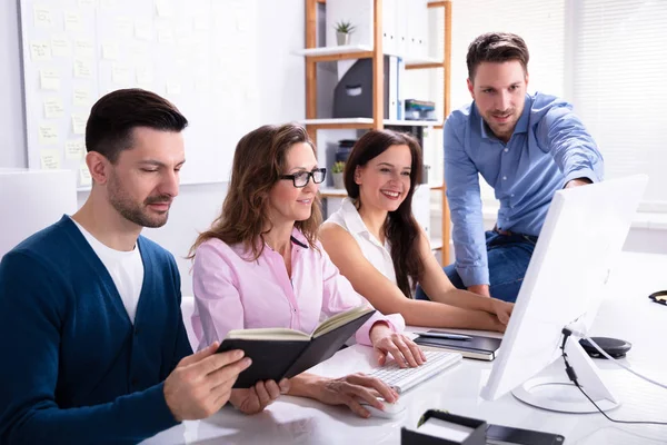 Ung Affärsman Förklara Plan Till Kollegor Beräkna Arbetsplatsen — Stockfoto