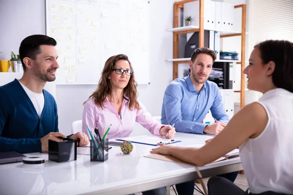 Joven Empresaria Sentada Entrevista Trabajo Oficina — Foto de Stock