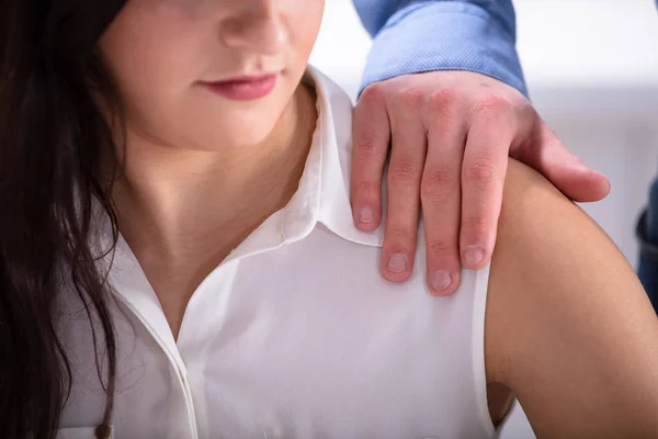 Zakenman Aanraken Van Schouder Van Jonge Vrouwelijke Collega Werkplek — Stockfoto