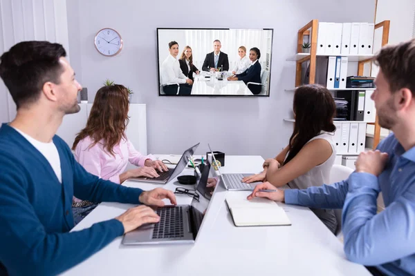 Visão Traseira Dos Empresários Que Participam Reunião Videoconferência Escritório — Fotografia de Stock