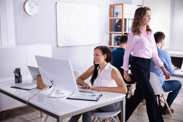 Giovani Dipendenti Sorridenti Che Lavorano Insieme Utilizzando Computer — Foto Stock