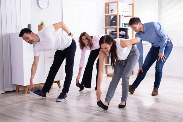 Groupe Jeunes Gens Affaires Heureux Faisant Exercice Étirement Dans Bureau — Photo