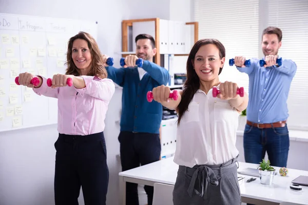 Young Businesspeople Exercising Dumbbells Office — Stock Photo, Image
