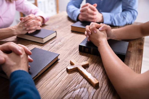 Close Das Mãos Oração Dos Empresários Sobre Bíblia Mesa Madeira — Fotografia de Stock