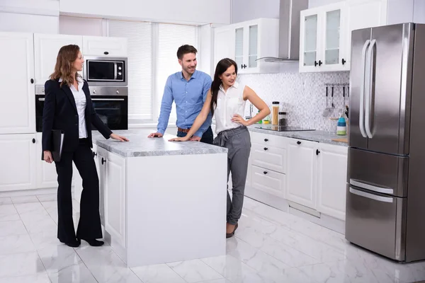 Professioneller Immobilienmakler Zeigt Einem Jungen Paar Kühlschrank Haus — Stockfoto