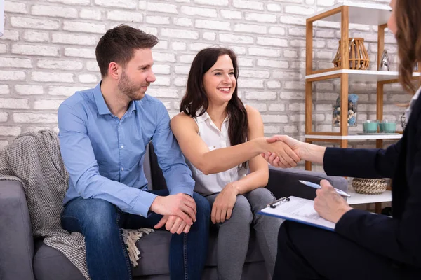 Glückliche Frau Beim Händeschütteln Mit Hilfreicher Psychologin Hause — Stockfoto