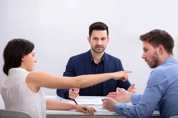 Jong Koppel Ruzie Met Elkaar Voor Rechter Rechtszaal — Stockfoto