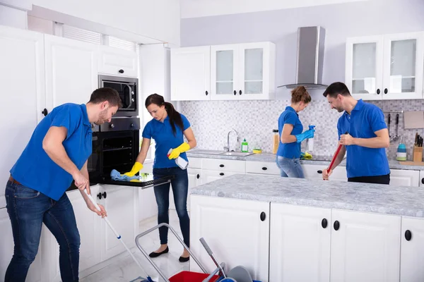 Grupo Jóvenes Conserjes Uniforme Cocina Limpieza Casa —  Fotos de Stock